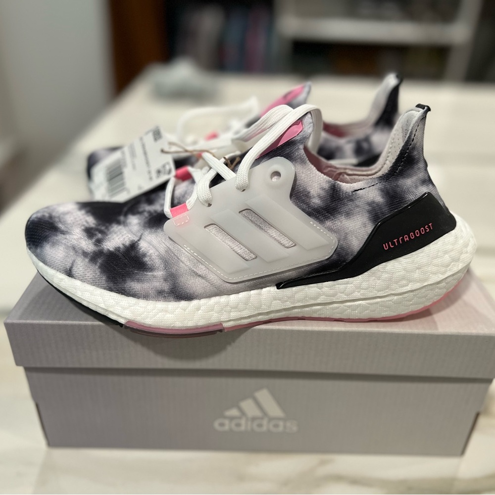 Women’s Adidas Ultraboost 22 Black & White - Size 7.5 NIB